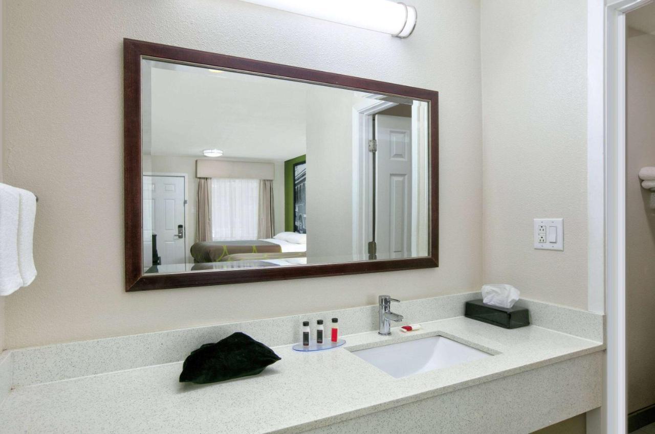Super 8 By Wyndham Palestine Tx Hotell Exteriör bild
