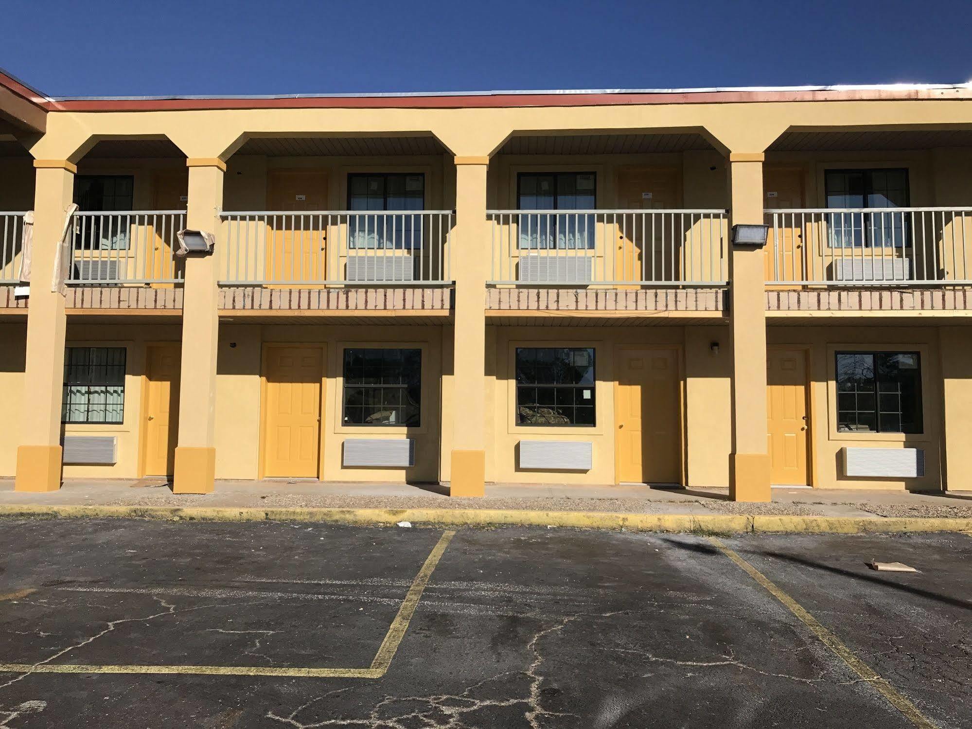 Super 8 By Wyndham Palestine Tx Hotell Exteriör bild